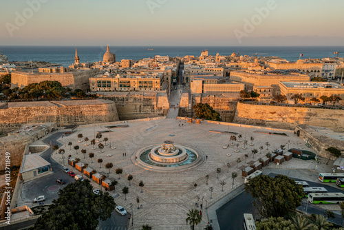 Foto View Towards City Gate and Triton Fountain, Valletta, Malta