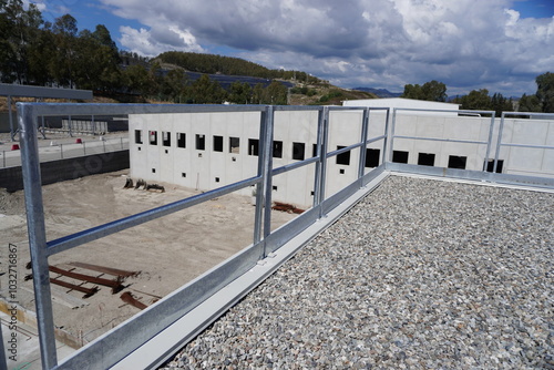 Foto Industrial fence used as a roof parapet