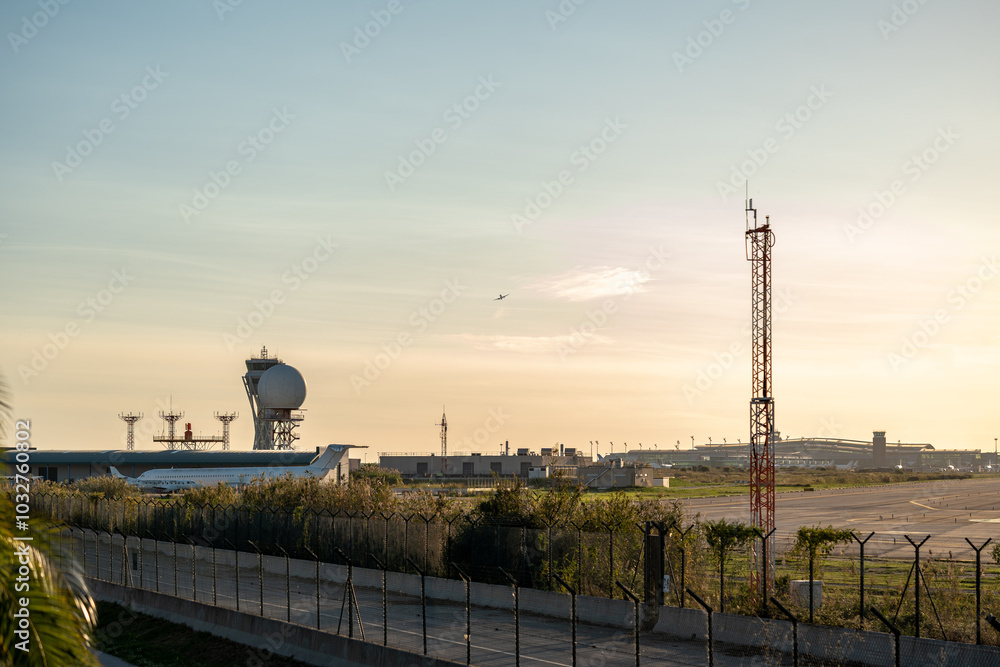 Obraz premium Landing strip at Barcelona airport with planes on the runway