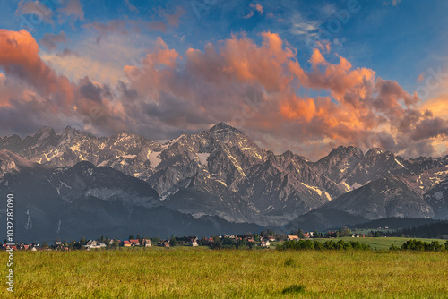 Fototapeta Naklejka Na Ścianę i Meble -  Pasmo Tatr Wysokich w świetle zachodzącego słońca