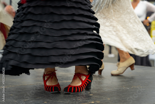 Wirujący taniec, zbliżenie na nogi tancerek flamenco. photo