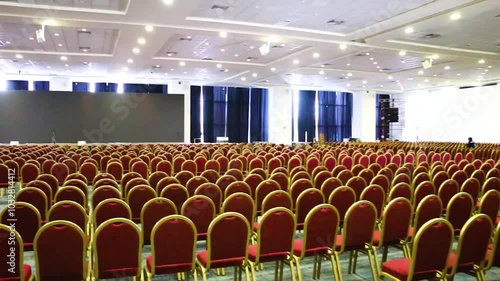 Sillas rojas para un evento en un centro de convenciones 