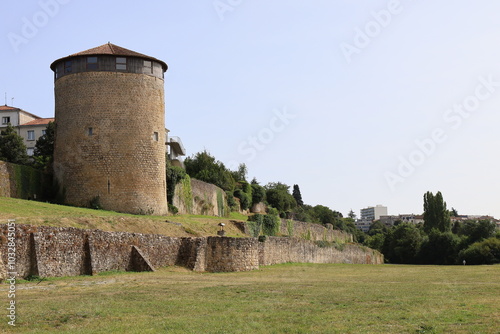 Ancien château fort, vue de l'extérieur, ville de Parthenay, département des Deux Sèvres, France photo