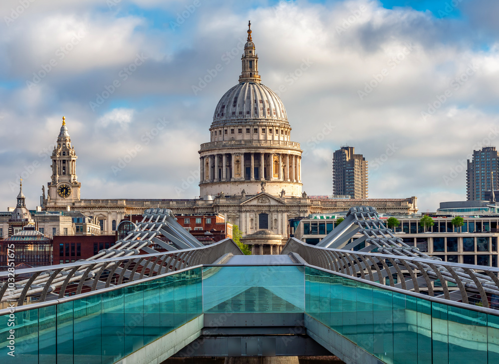Fototapeta premium St. Paul's cathedral seen from Millennium bridge, London, UK