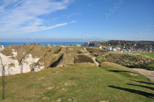 Jolie vue sur les falaises d'Etretat en Normandie photo