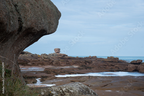 Magnifique paysage de mer sur la côte de granit rose en Bretagne - France photo