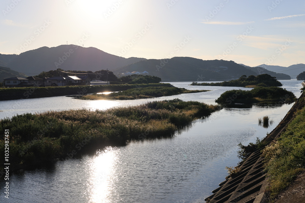 Fototapeta premium 夕日が沈む日本の田舎の大きな川の風景