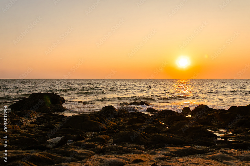Obraz premium Sunset over the water with sunlight on the sea