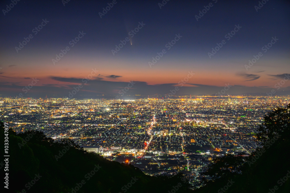 Obraz premium 紫金山アトラス彗星と大阪の夜景