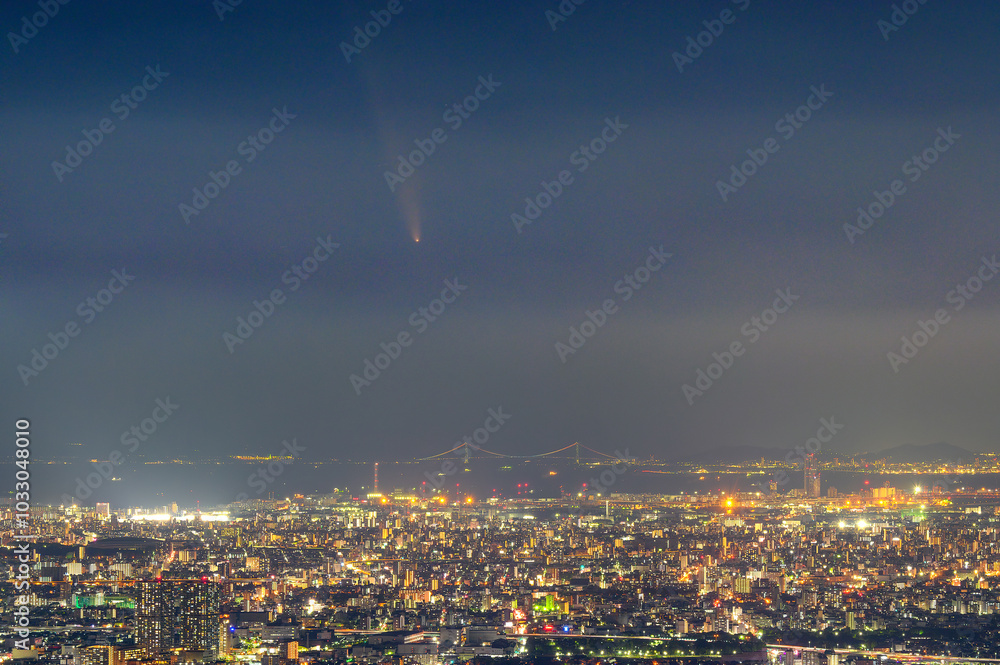 Fototapeta premium 紫金山アトラス彗星と大阪の夜景 アップ