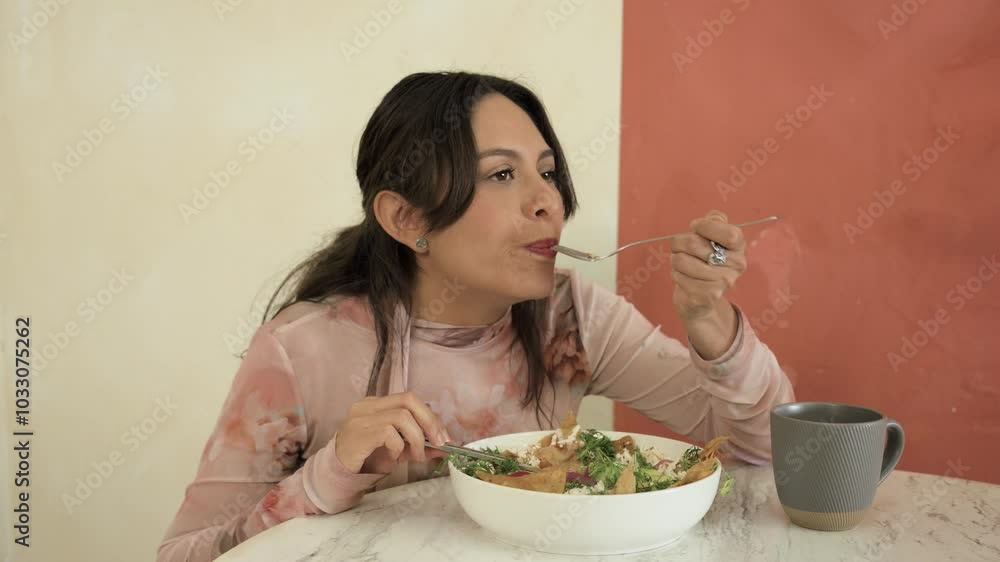 Mujer latica come unos chilaquiles.