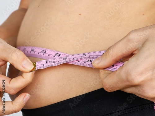 Measuring waist circumference with a tape measure