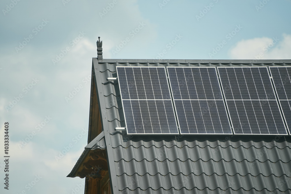 Obraz premium Residential home featuring solar panel roof installation