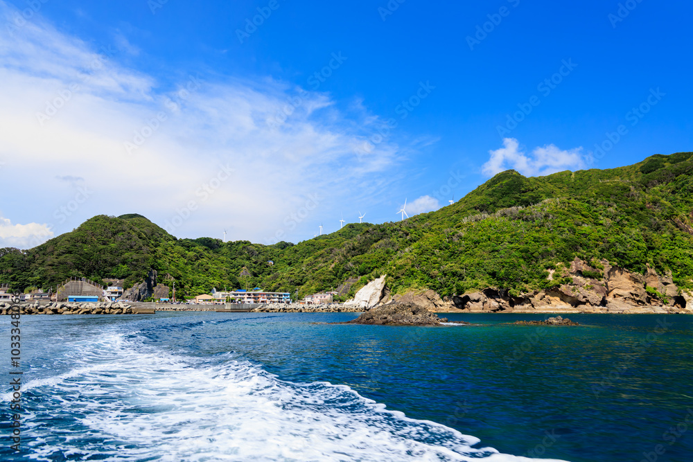 Fototapeta premium ヒリゾ浜渡船の漁船に乗って、海に出るスキンダイバー、シュノーケラーたち。静岡県伊豆半島賀茂郡南伊豆町中木ヒリゾ浜 2024年 