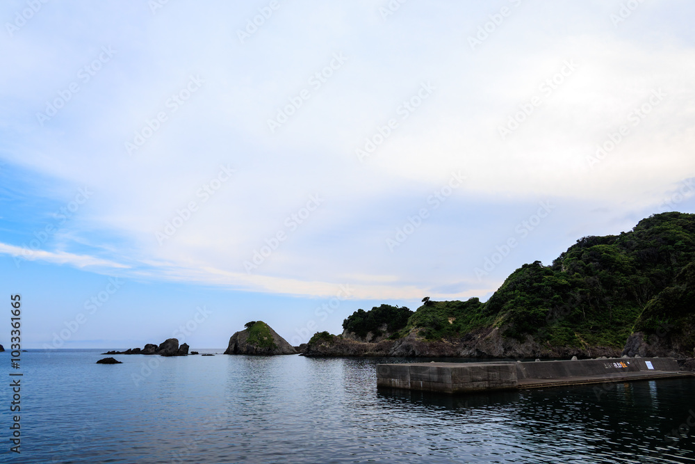 中木浜のダイナミックな地形と地層。
火山の溶岩が冷えて形成された柱状節理が良く観られる。

静岡県伊豆半島賀茂郡南伊豆町中木ヒリゾ浜
2024年
