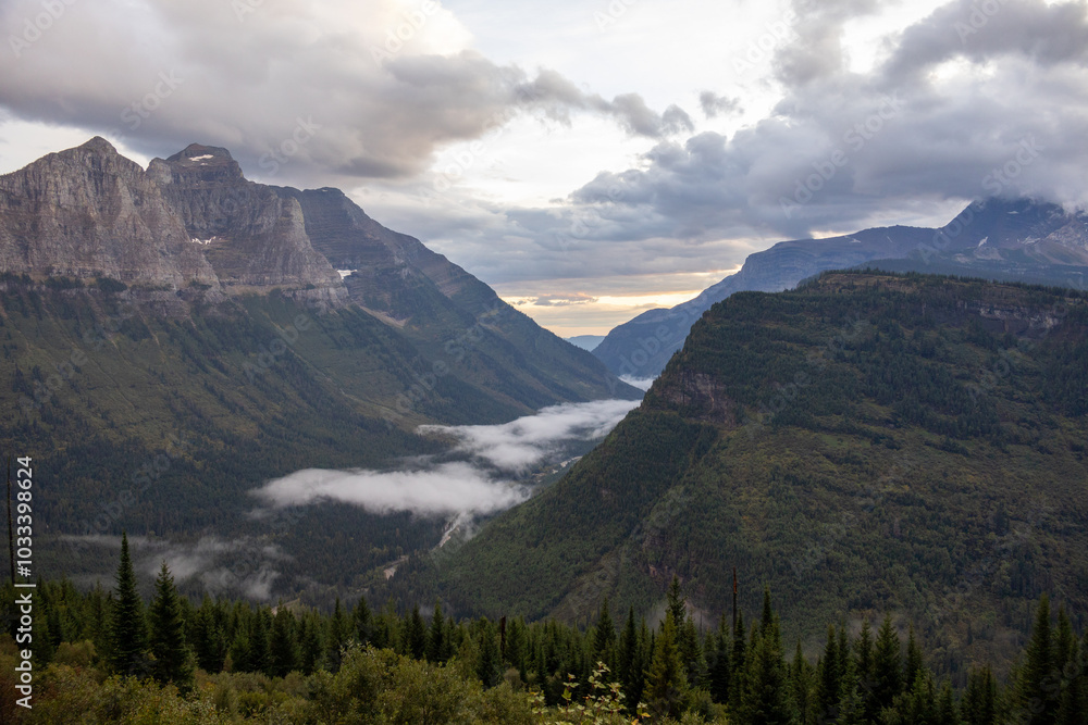 Obraz premium Mountain landscape at Glacier National Park at sunset