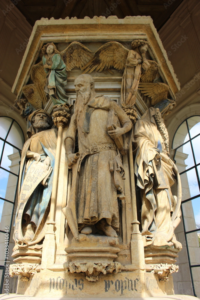 Dijon, Puits de Moïse (intérieur) : le prophète Daniel (contreplongée) Dijon, Puits de Moïse (intérieur) : le prophète Daniel (contreplongée)