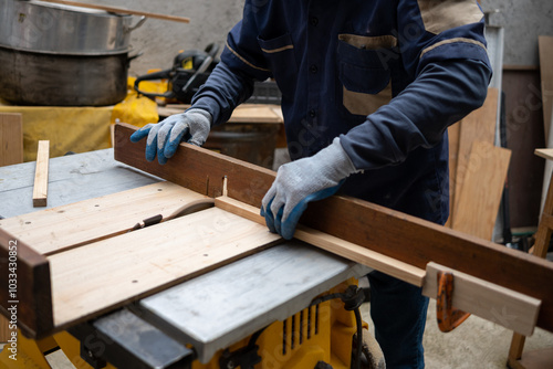 Tableau sur toile Detail of Mexican carpenter cutting wood with electric saw