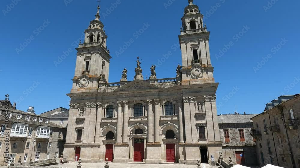 Vista completa de la fachada barroca catedral católica de Lugo, España Vista completa de la fachada barroca catedral católica de Lugo, España
