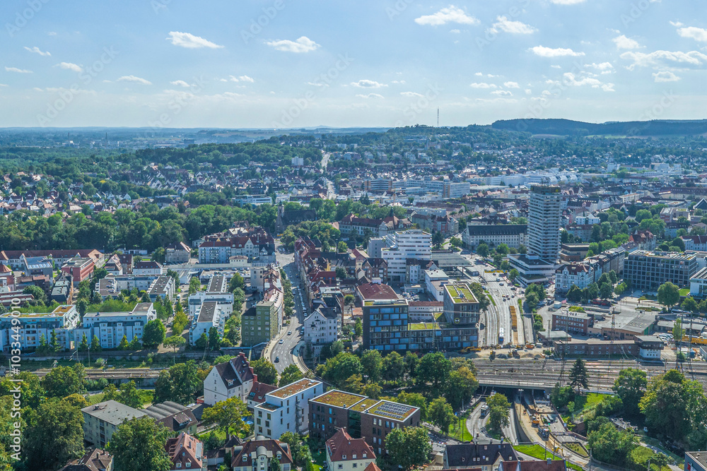 Obraz premium Die Stadt Ulm an der Donau in Baden-Württemberg an der Grenze zu Bayern von oben