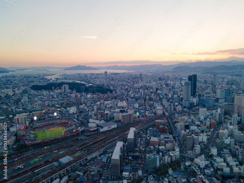 Fototapeta premium マツダスタジアムと広島駅周辺の夕景街並み01