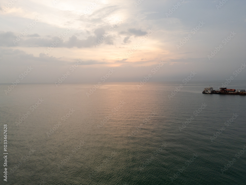 Naklejka premium 파타야 좀티엔 비치의 명물, 준설선과 노을
