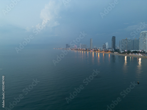 Wallpaper Mural 태국 좀티엔 비치의 아름다운 야경, 밤풍경, 해변의 조명, Torontodigital.ca