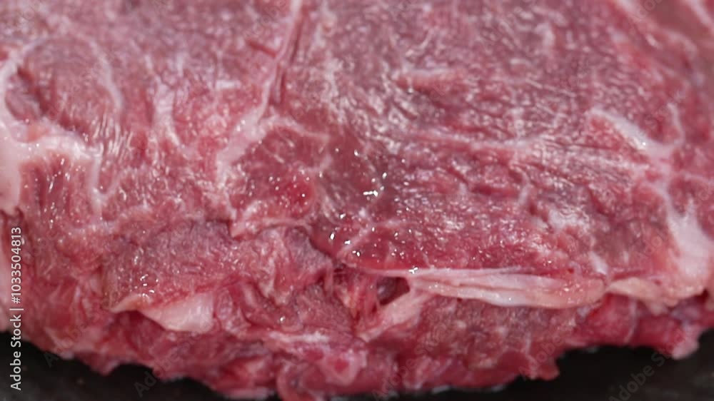 마블링이 있는 생 소고기 클로즈업