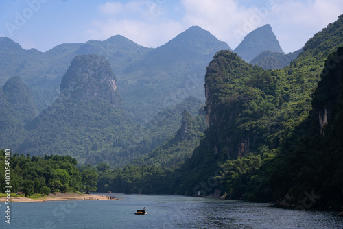 Obraz na płótnie Guilin, China: Karst landscape of the Li river between Guilin and Yangshuo in southern China on a sunny day. w salonie