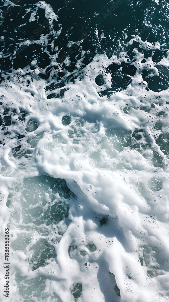 Naklejka premium Ocean waves with white foam, close-up view.