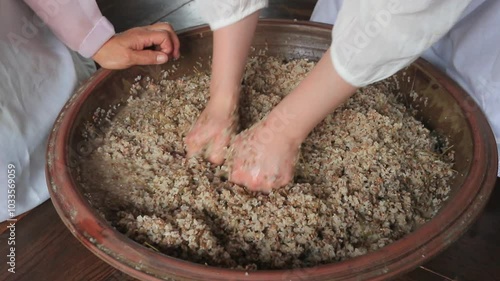 전통 한국 술을 만들기 위해 준비되는 멥쌀 누룩
