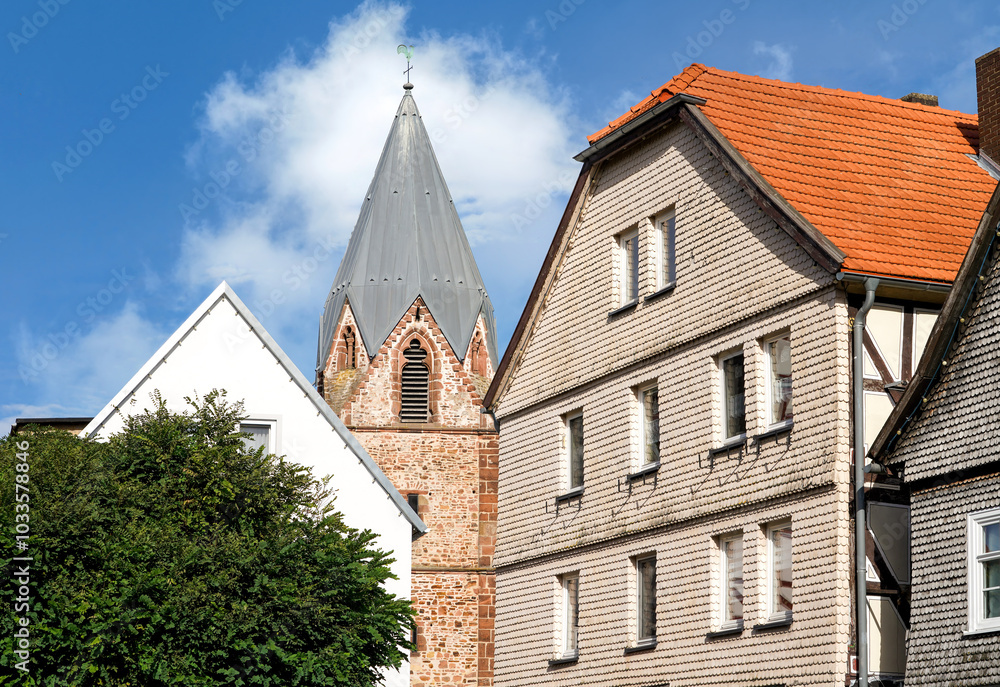 Schwalmstadt, Altstadtszene am Marktplatz mit Turm der Totenkirche Schwalmstadt, Altstadtszene am Marktplatz mit Turm der Totenkirche