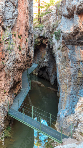 The cliffs and trails that make up the Calomarde Footbridges reveal a unique natural environment, where water and rock come together in a magical corner of the Sierra de Albarracín.
