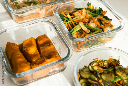 日本の家庭料理の作り置き。小松人参油揚げの炒め・もやしと厚揚げの煮物・南瓜の甘煮・胡瓜と昆布の浅漬け