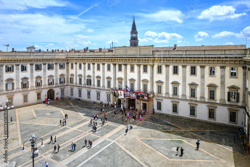 Bild auf Leinwand Milano, Piazza Duomo e Palazzo Reale, Museo del Novecento