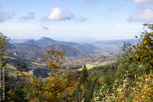 Obraz na płótnie Panoramic view of the autumn landscape in Pieniny Mountains, Three Crowns Massif (Trzy Korony), Szczawnica, Poland w salonie