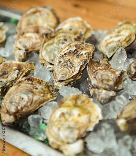 Raciones de ostras con limon de excelente calidad