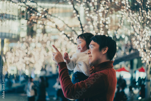 イルムネーションを見るお父さんと子ども