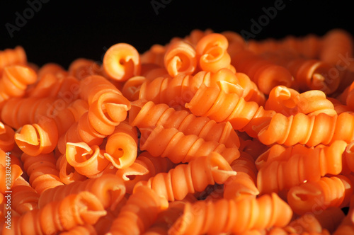 Nahaufnahme Nudel aus roten Linsen auf schwarzem Hintergrund