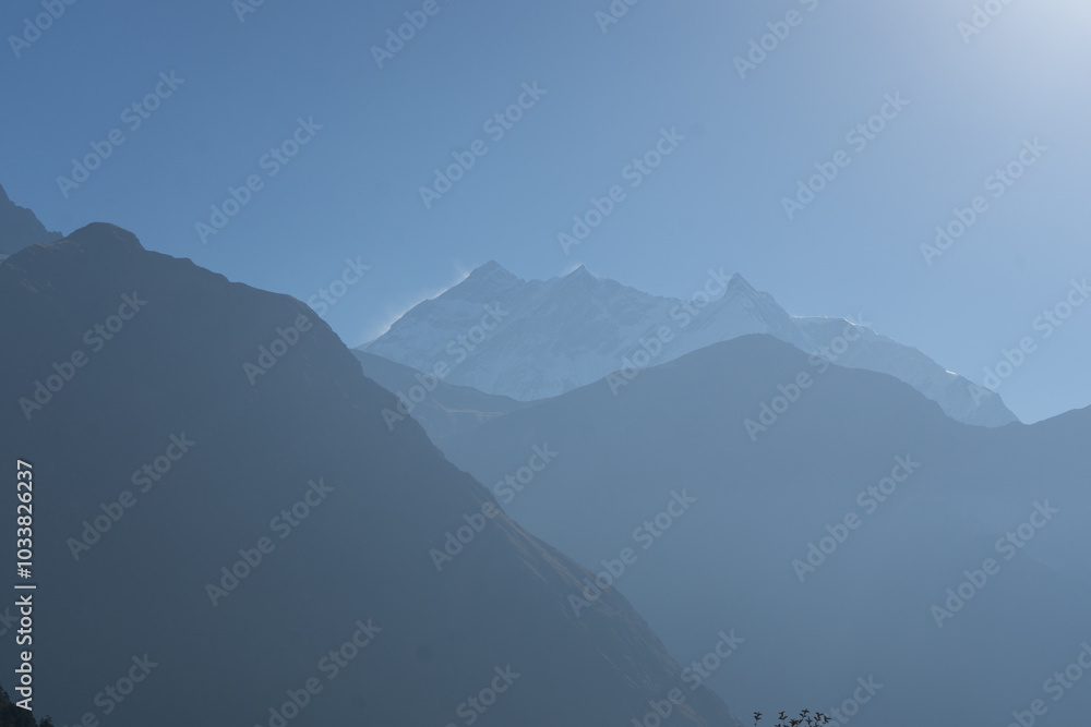 Obraz premium A serene view of the mountains under a clear blue sky.