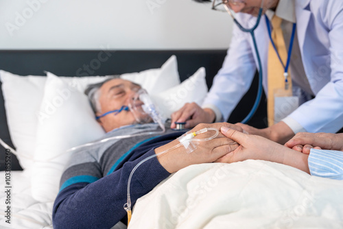 Fotografie scene of a wife holding hands hopeless senior male patient who have oxygen and i