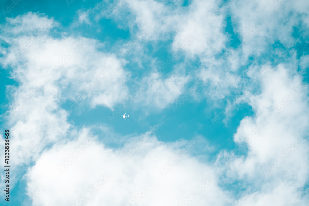 青空に浮かぶ雲と小さな飛行機 青空に浮かぶ雲と小さな飛行機