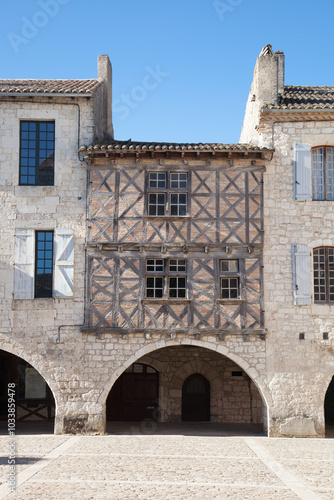 Maison à colombage au-dessus d'une arcade dans le village de Lauzerte (Tarn et Garonne) photo