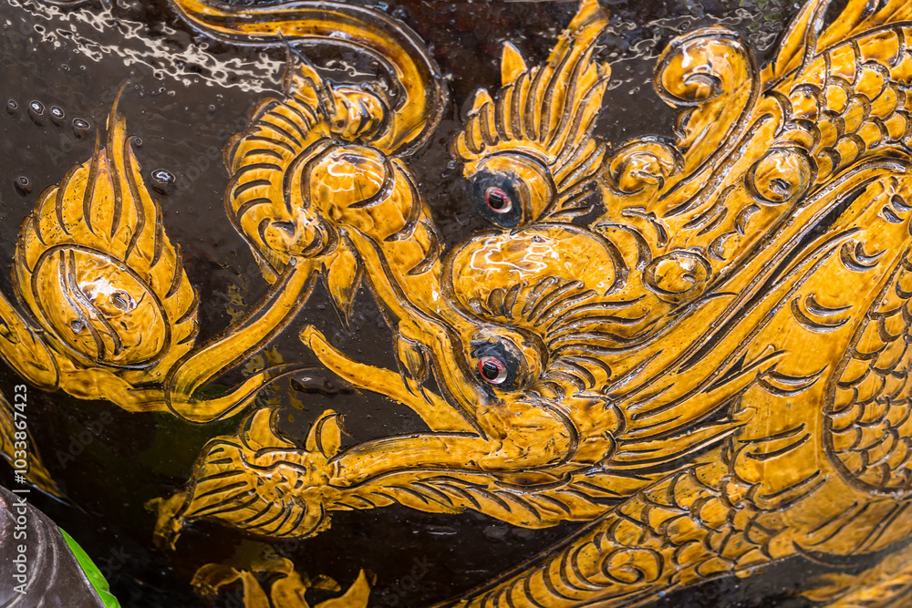 Obraz premium Nonthaburii, Thailand - June, 24, 2024 : Exquisite Black Ceramic Vase with Golden Mythical Dragon Embellishments at Nonthaburii, Thailand.