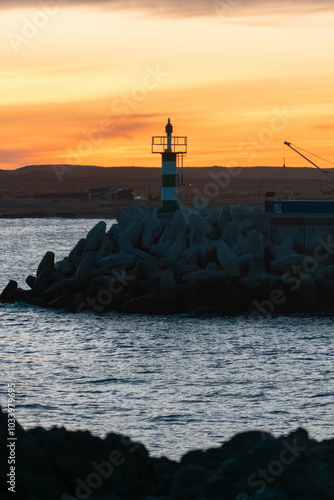 Aatardecer en el Puerto de Camarones, en la Patagonia Argentina, provincia de Chubut, donde se puede apreciar el característico faro. 