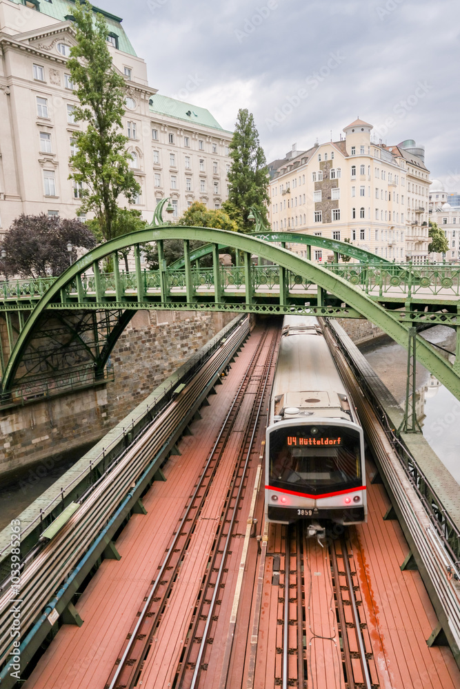 Obraz premium Vienna, Austria - July 23, 2024: The historic Zollamtsbrücke rail and footbridges crossing the Wienfluss canal in the early morning in Vienna 