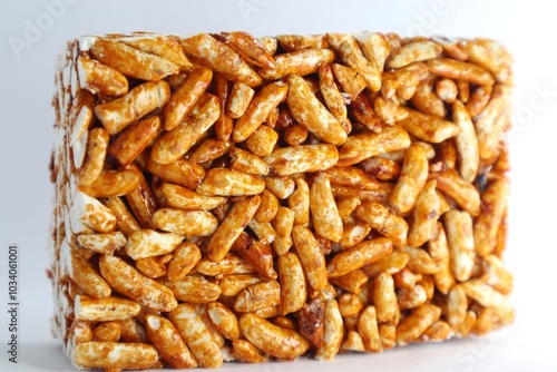 Fotografie A close-up of a rectangular block of puffed rice treats