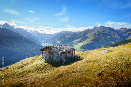 alte Berghütte aus Holz mit Gletscher im Hintergrund in den Alpen von Österreich