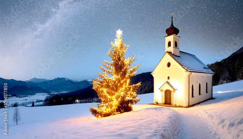 Kirche mit geschmückten Tannenbaum zur blauen Stunde