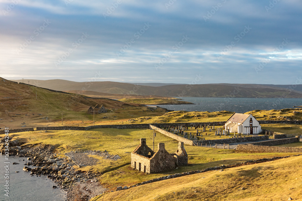 Φωτογραφία Lunna Kirk, ruin of old fishing booth and 18th century Lunna Kirk at East Lunna